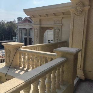 重庆 黄金麻别墅外墙干挂雕花配合阳台栏杆花瓶柱