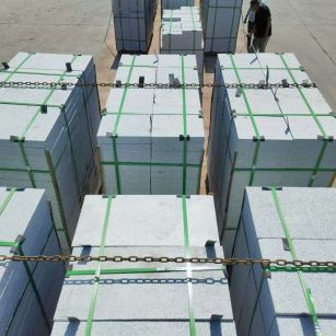 重庆 芝麻白花岗岩5公分地铺石 花岗岩厂家工厂装车日常