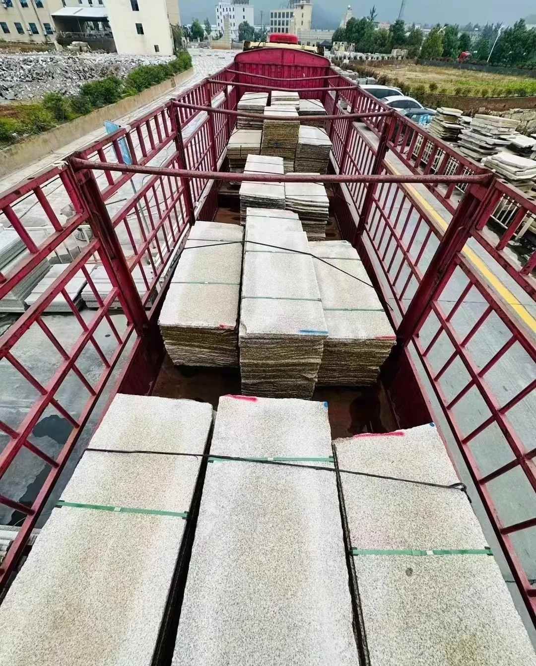 重庆 黄金麻花岗岩荔枝面，光面毛板装车完成