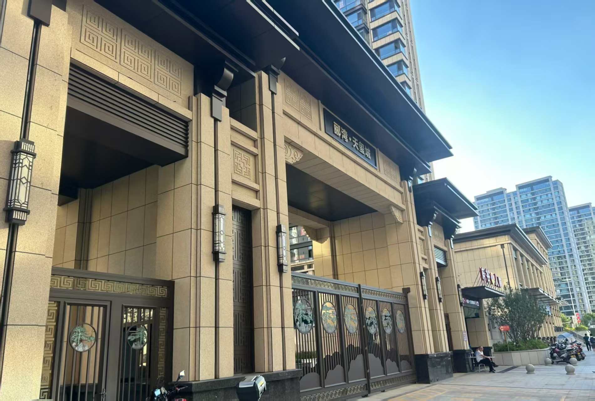 重庆 黄金麻花岗岩荔枝面小区门楼外墙干挂