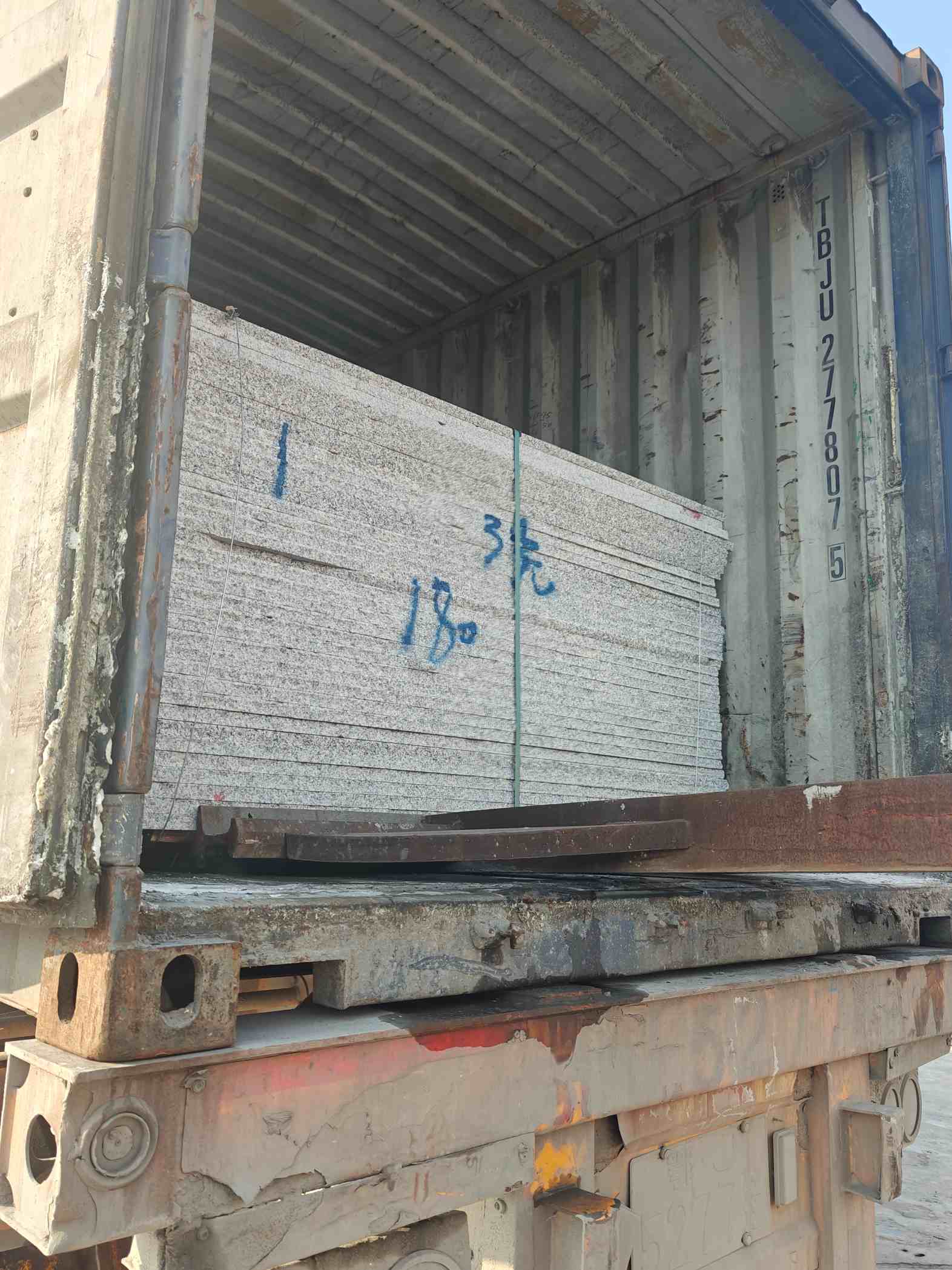 重庆 芝麻白花岗岩石材3.0公分光面毛板装柜出货