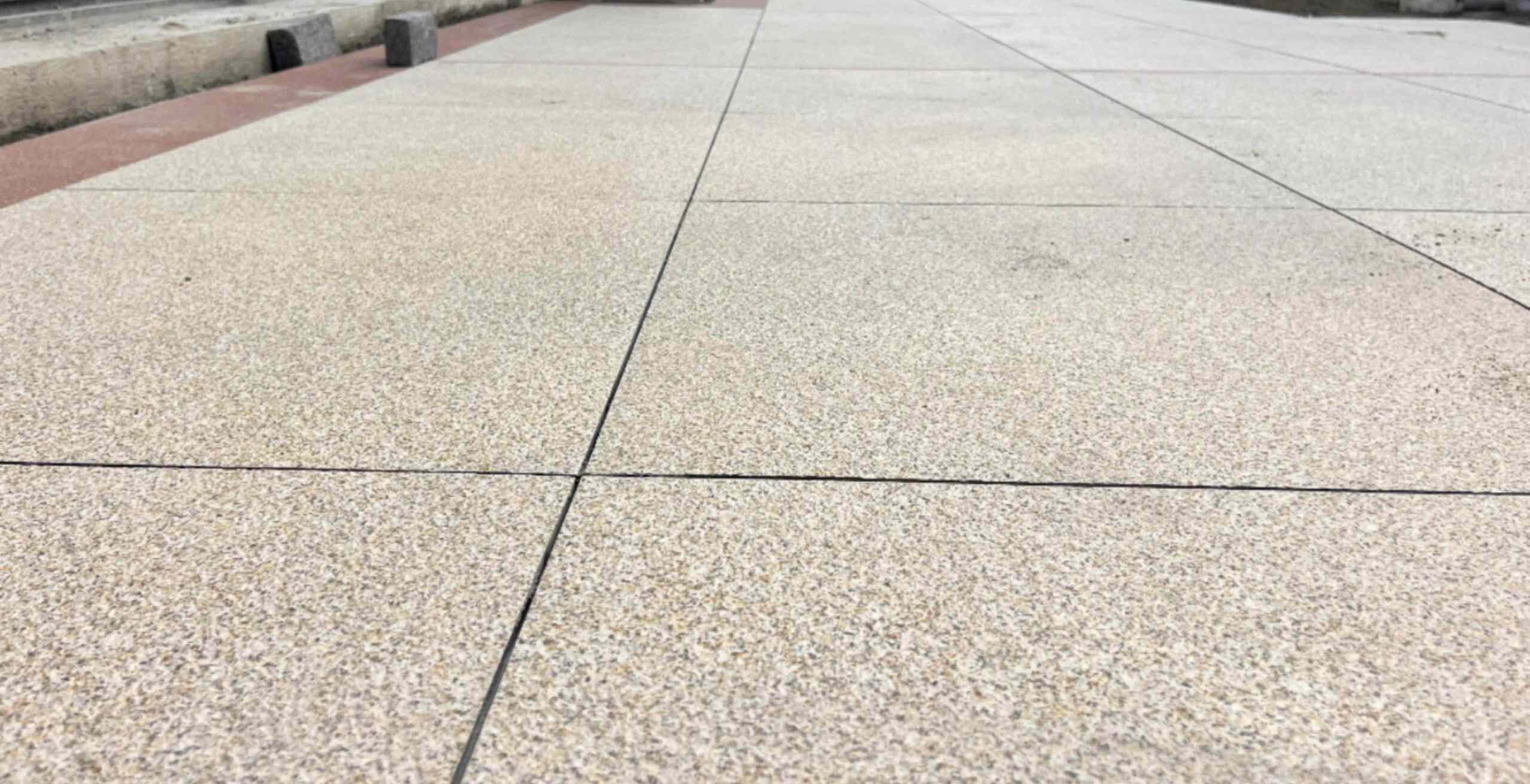 重庆 黄金麻花岗岩石板材荔枝面地面铺装效果