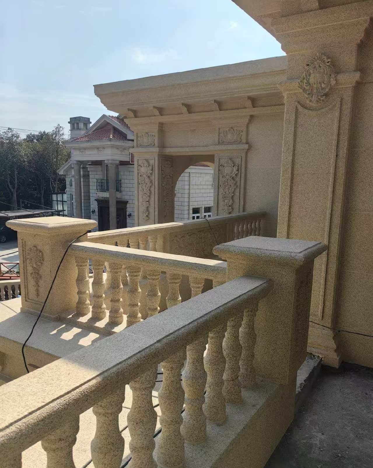 重庆 黄金麻别墅外墙干挂雕花配合阳台栏杆花瓶柱