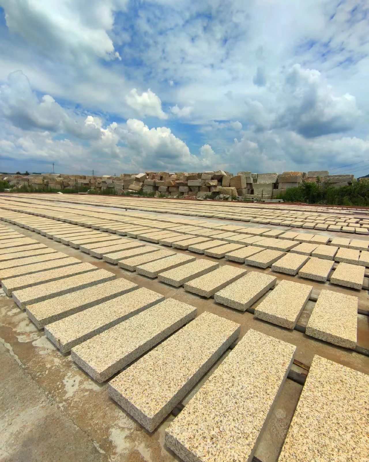 重庆 黄金麻花岗岩荔枝面地铺石防护中