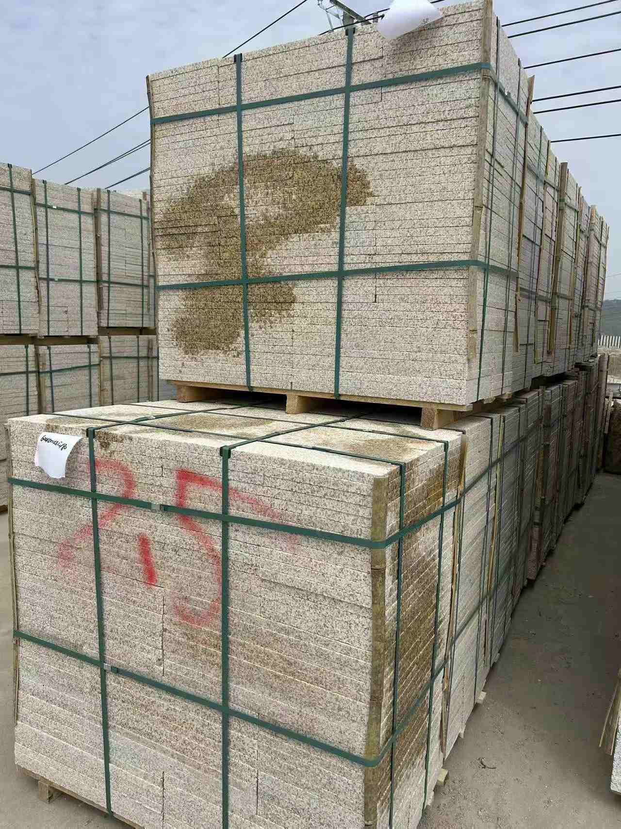 重庆 黄金麻花岗岩石材荔枝面地铺石2.5*300*600