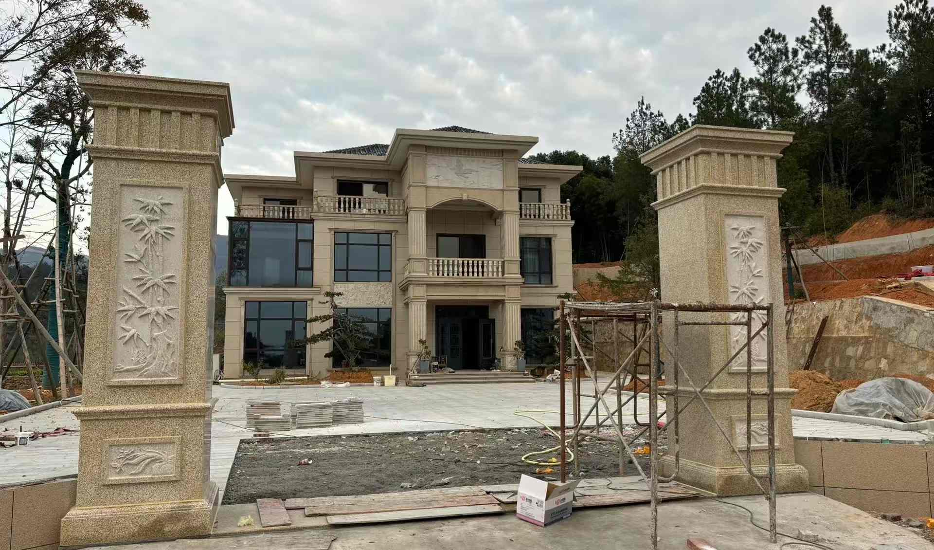 重庆 黄金麻花岗岩别墅雕花外墙干挂配上门口雕花罗马柱