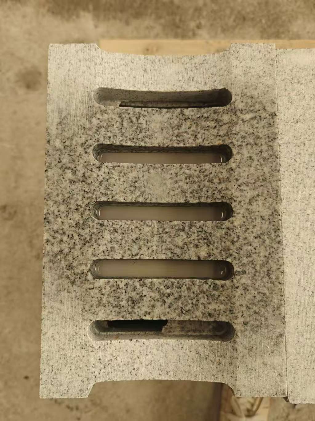 重庆 芝麻白拉丝面花岗岩U型开槽排水槽