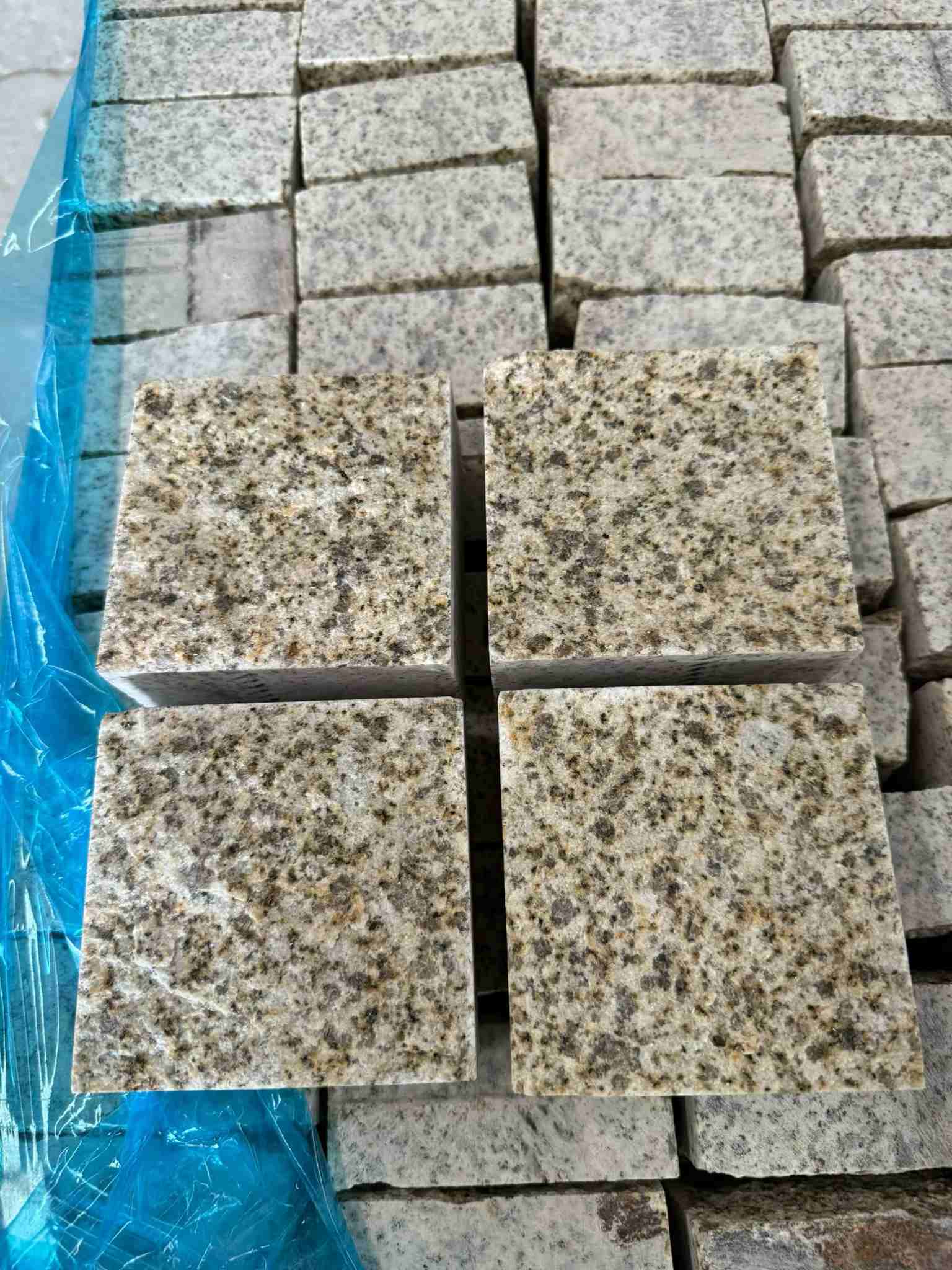 重庆 黄金麻花岗岩自然面小方块，弹石，马蹄石等