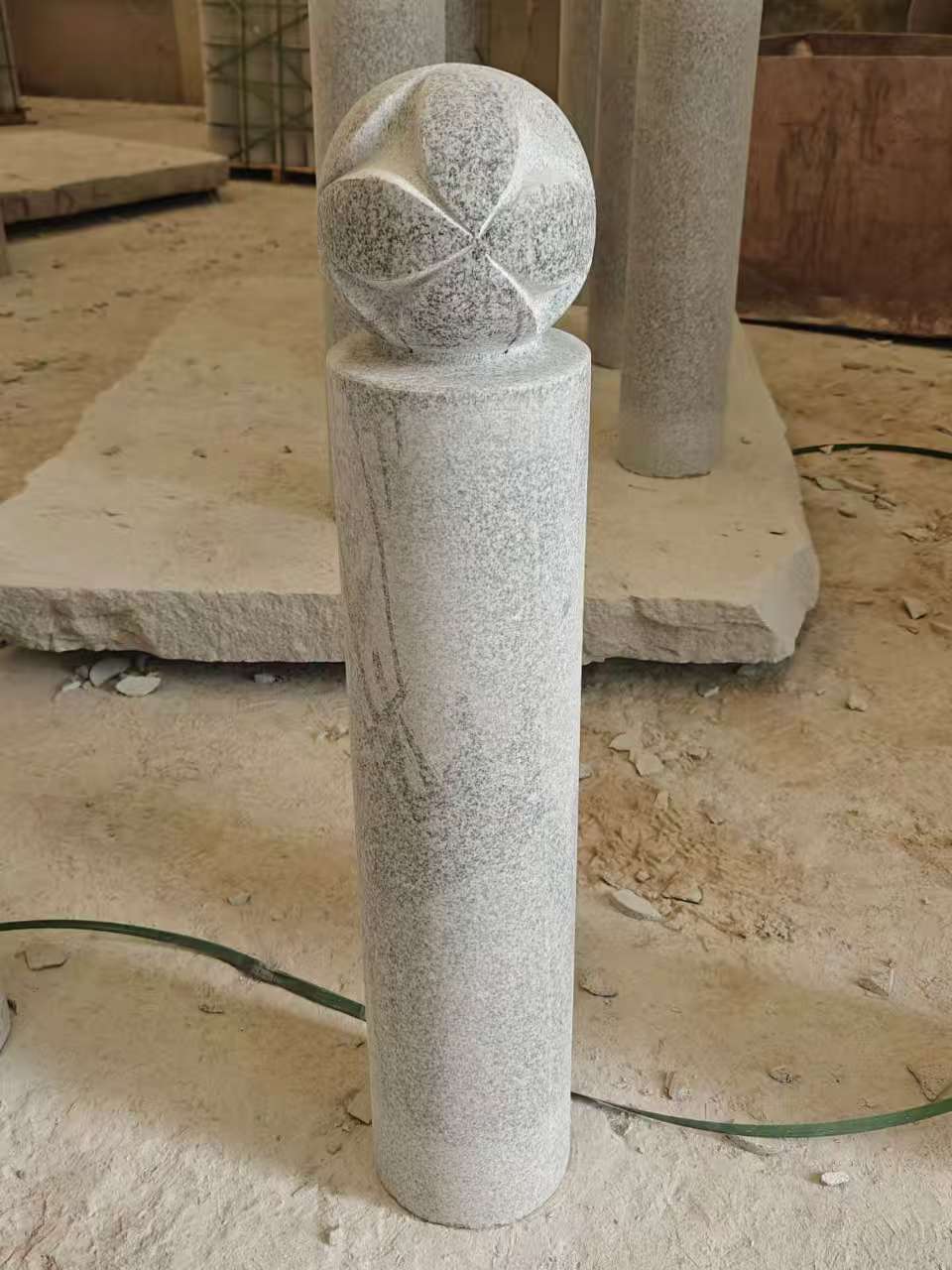 重庆 芝麻白花岗岩石材挡车石柱、停车柱、圆柱挡车柱、方柱挡车柱等