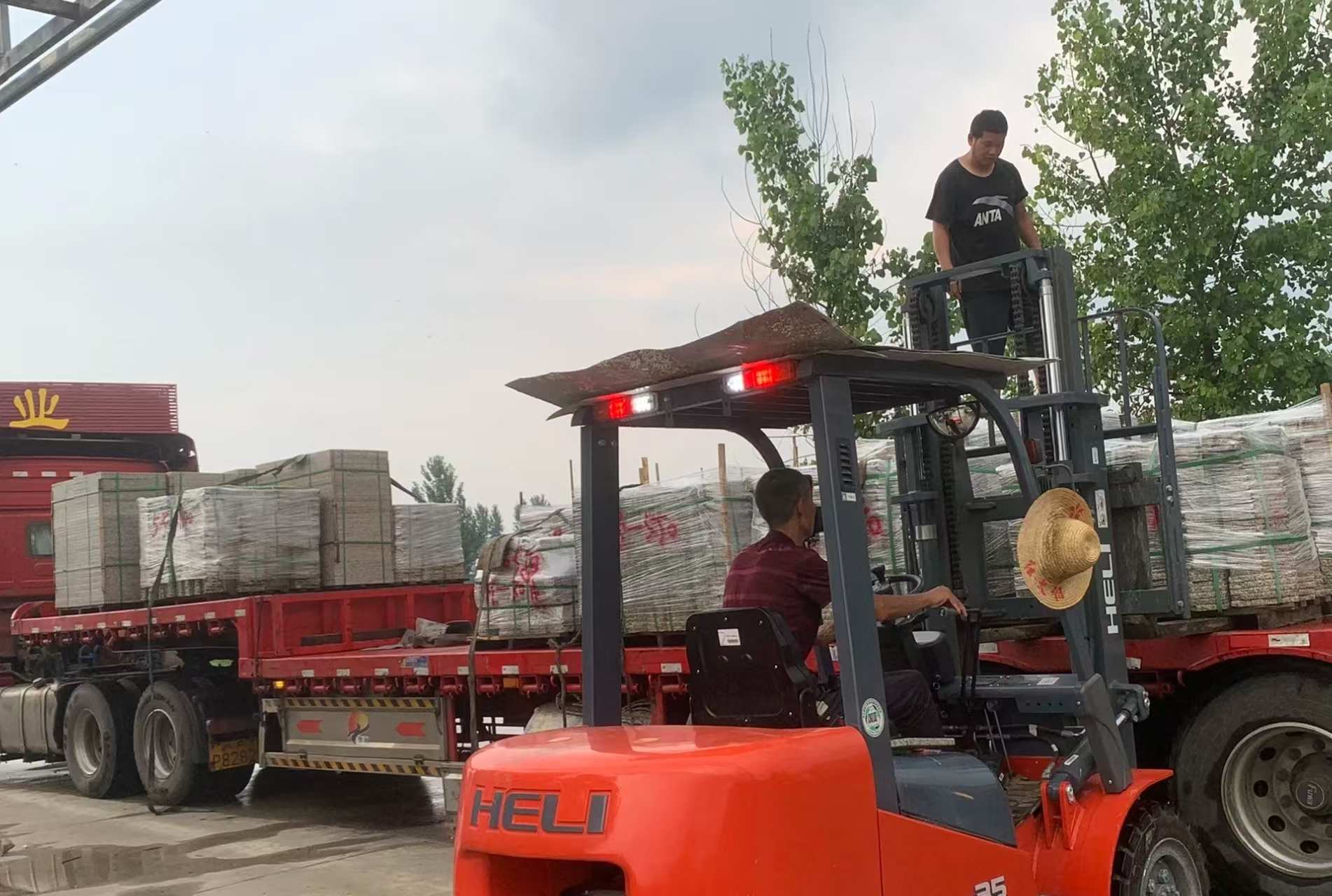 重庆 黄金麻冰裂纹，地铺石装车