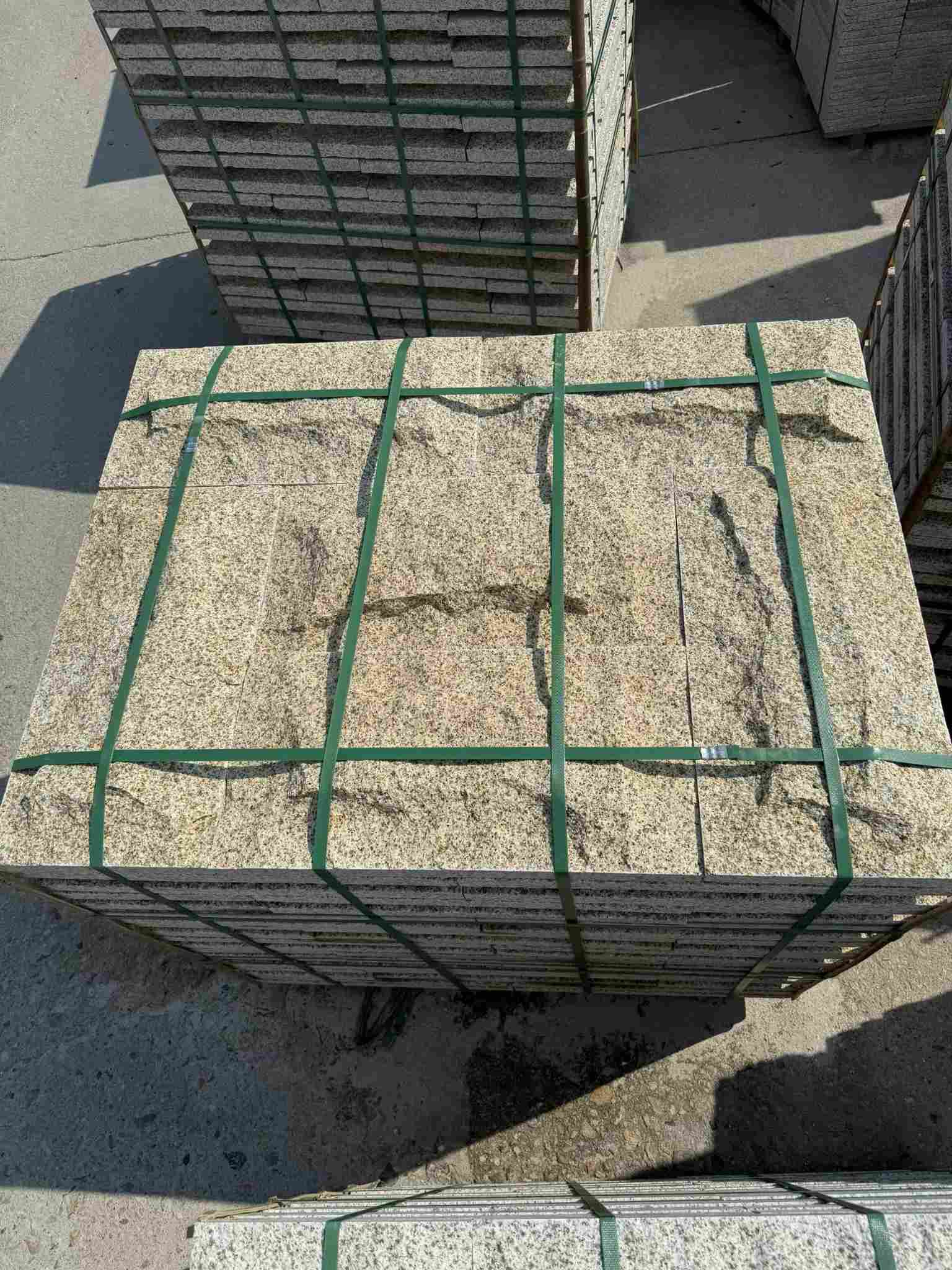 重庆 黄金麻花岗岩石材自然面蘑菇石成品