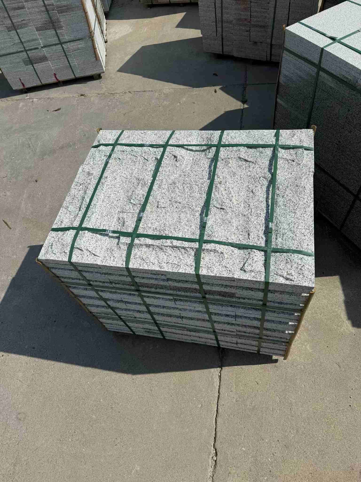 重庆 白麻花岗岩石材自然面蘑菇石成品