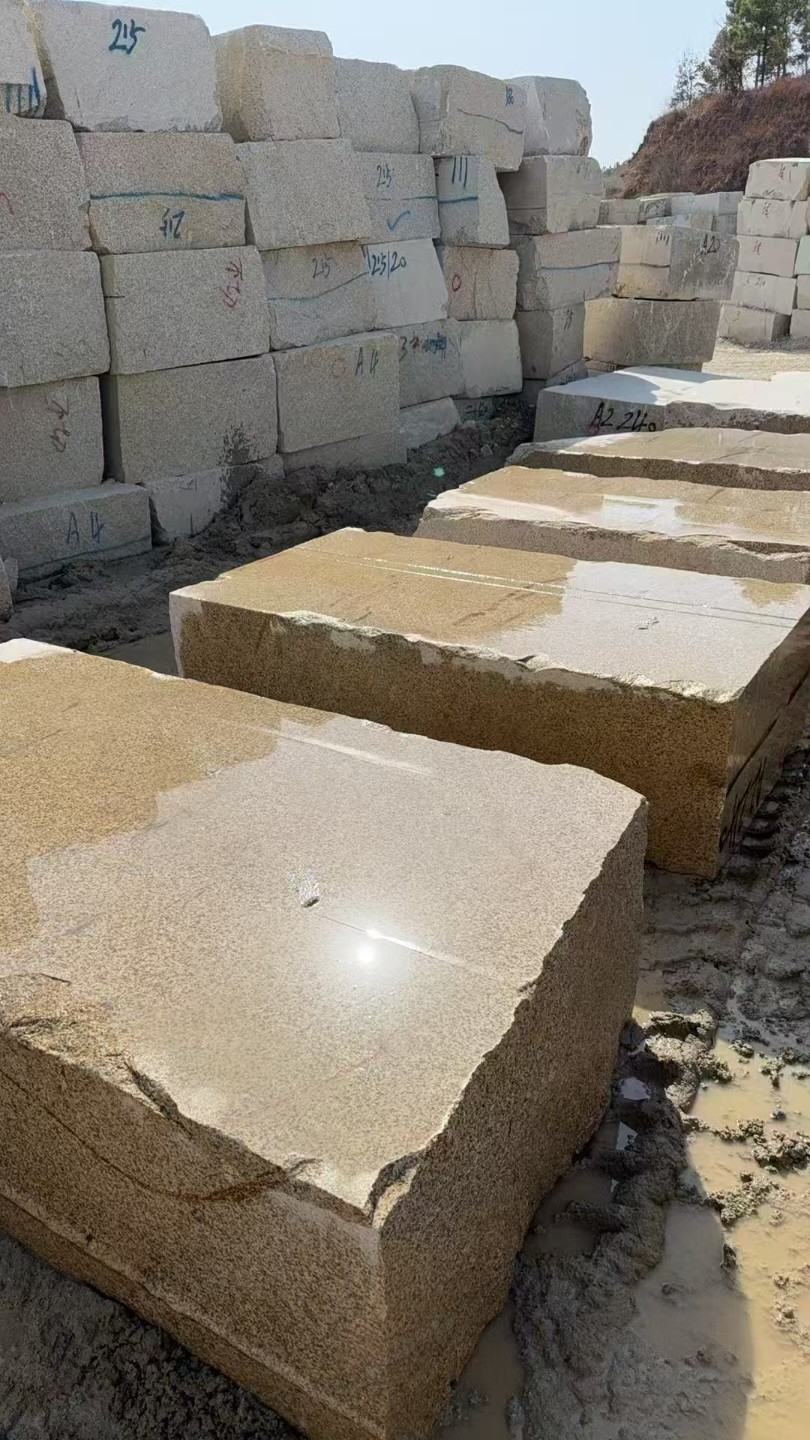 重庆 黄金麻方料堆场洗料分选中，原材料充足