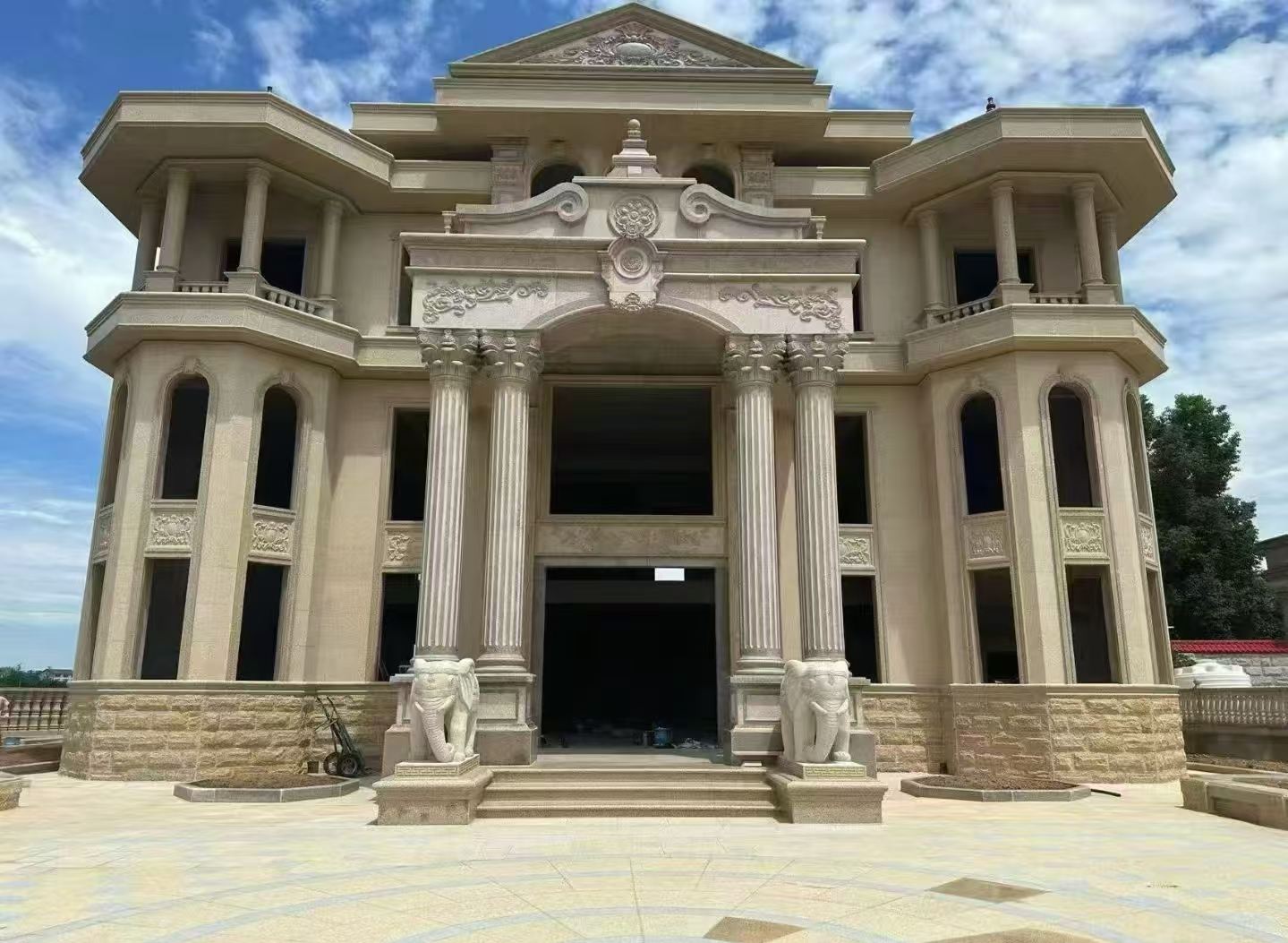 重庆 黄金麻别墅外墙干挂，大柱，大象，蘑菇石，雕花板