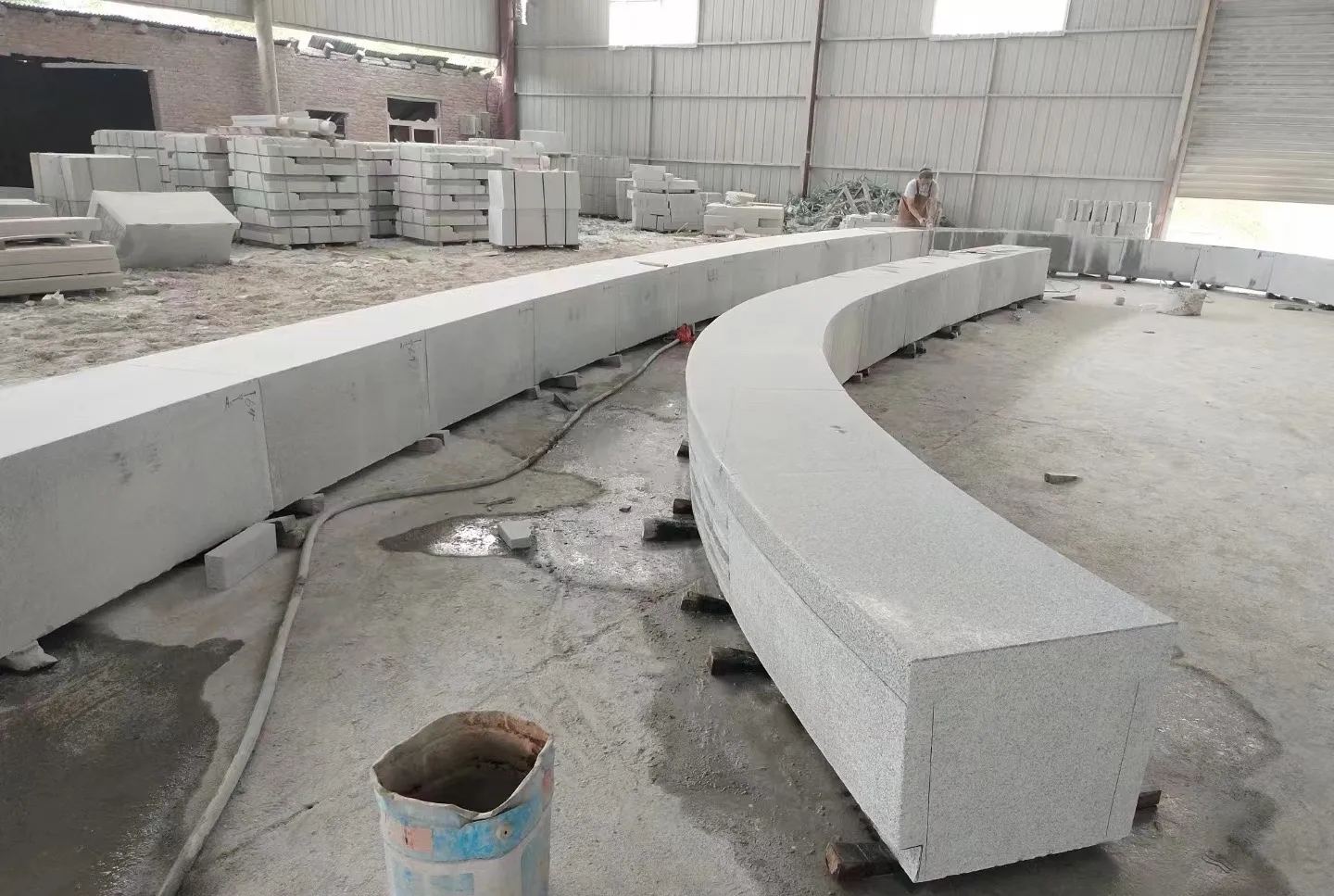 重庆芝麻白花岗岩石板材 园林光面弧形坐凳