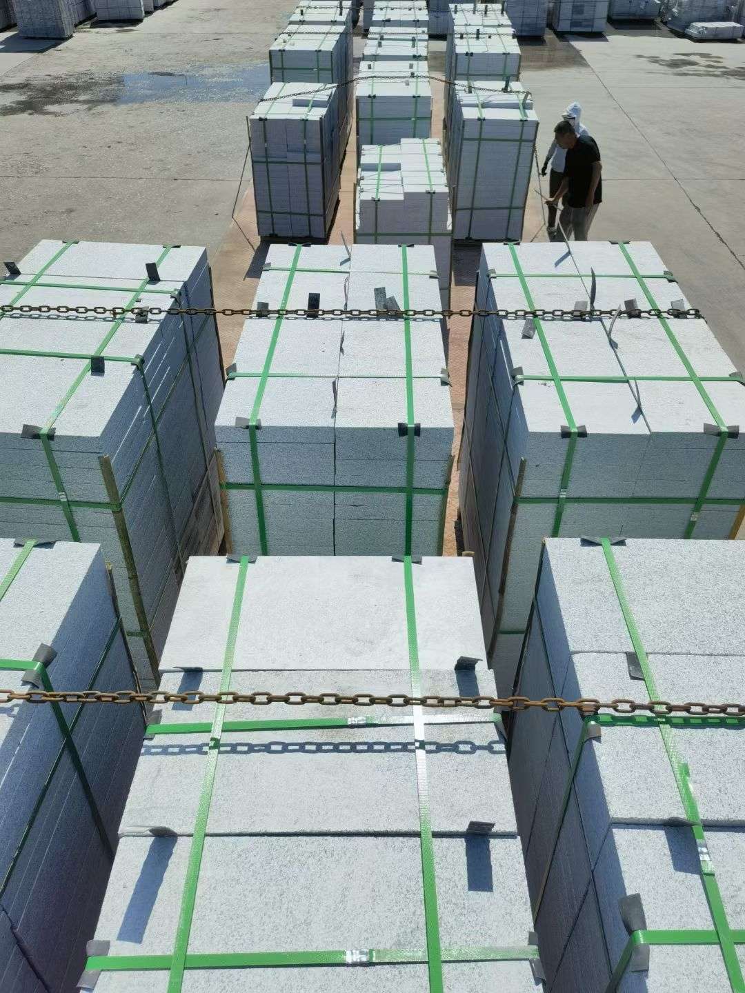 重庆 芝麻白花岗岩5公分地铺石 花岗岩厂家工厂装车日常